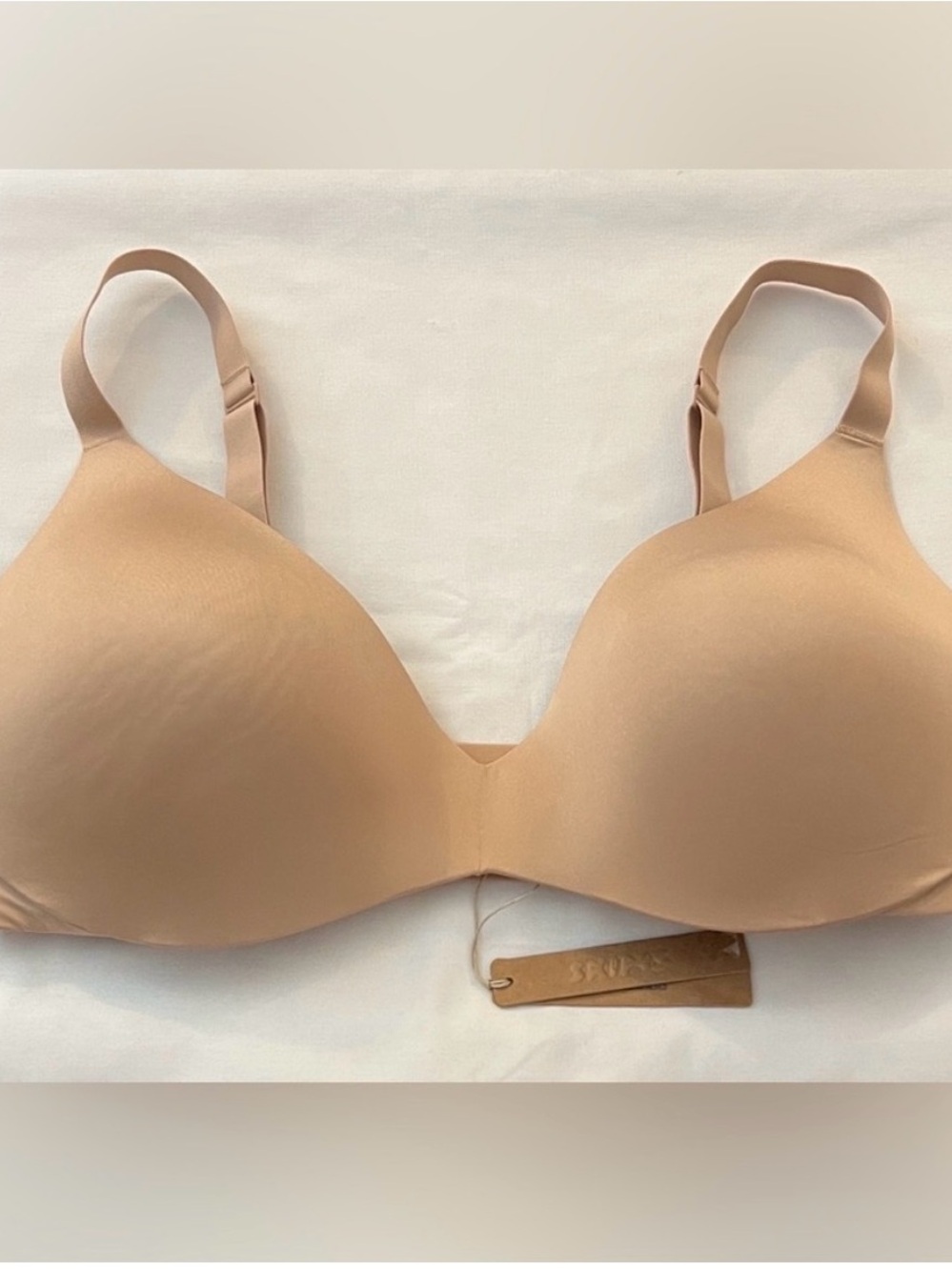 SKIMS Wireless Form Push-Up Plunge Bra - Picture 2 of 6